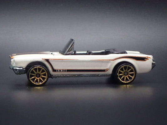 1965 65 FORD MUSTANG CONVERTIBLE WHITE 1:64 SCALE DIORAMA DIECAST MODEL CAR