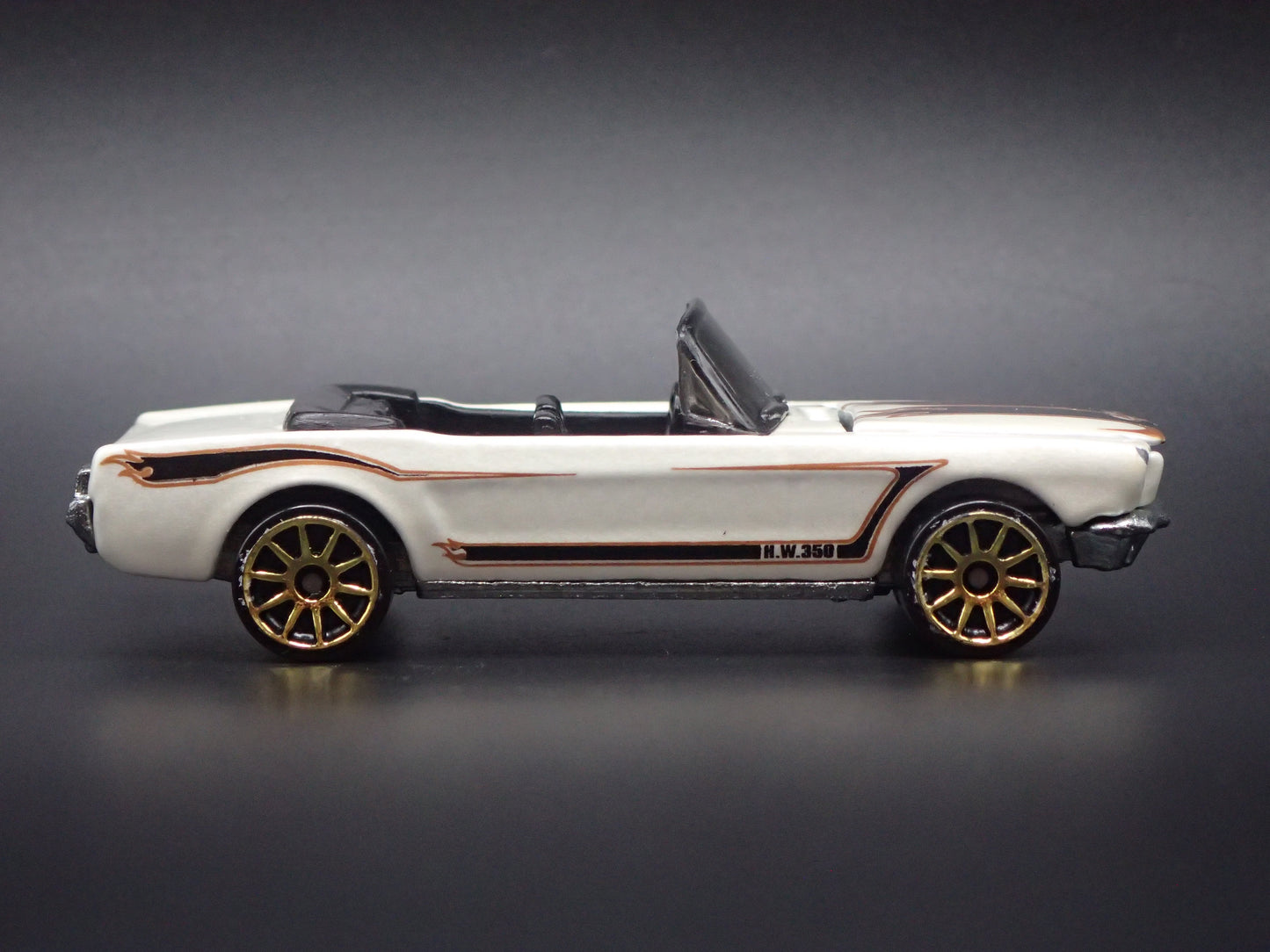 1965 65 FORD MUSTANG CONVERTIBLE WHITE 1:64 SCALE DIORAMA DIECAST MODEL CAR