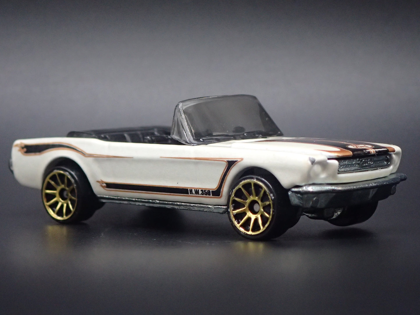 1965 65 FORD MUSTANG CONVERTIBLE WHITE 1:64 SCALE DIORAMA DIECAST MODEL CAR