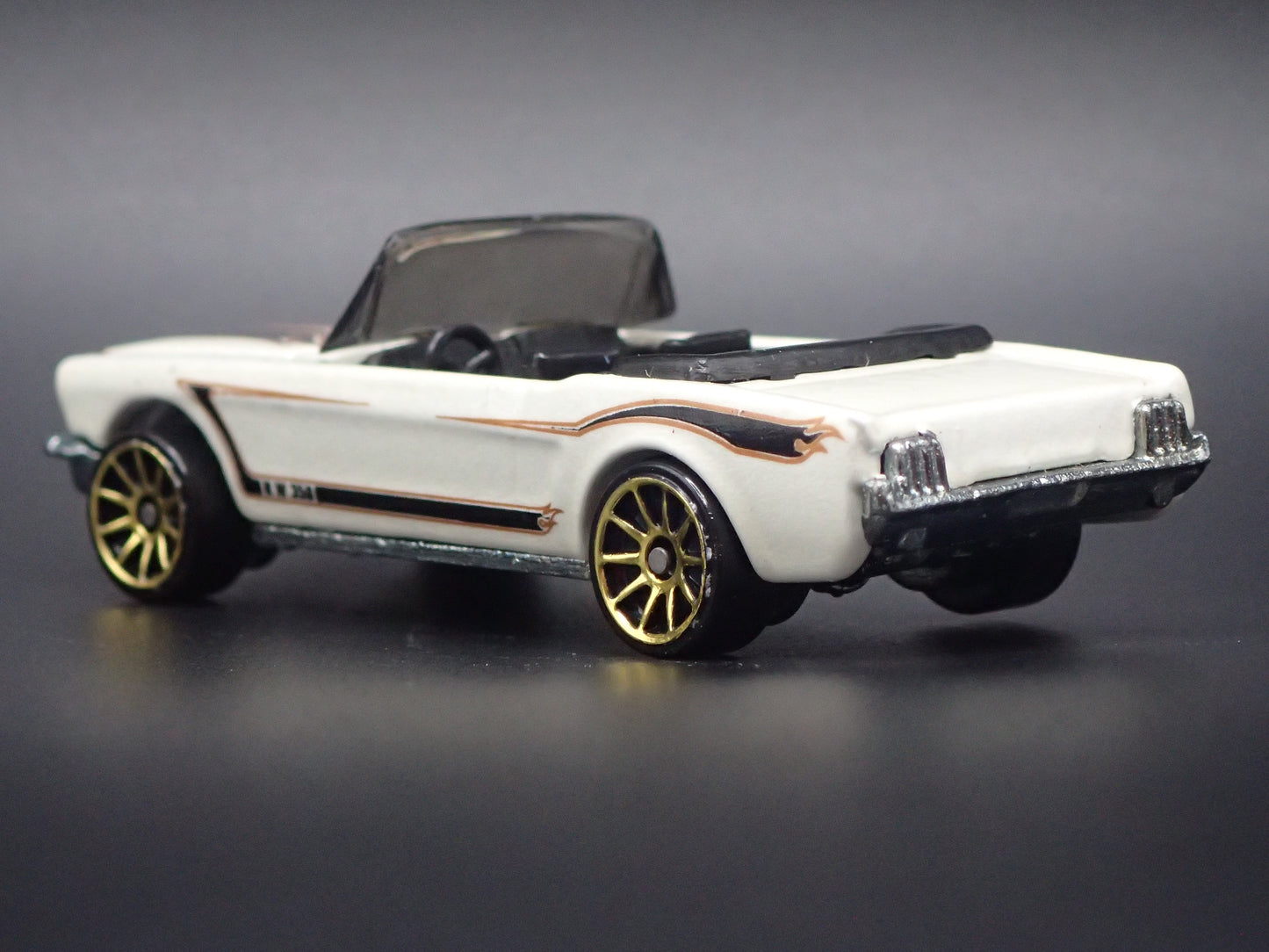 1965 65 FORD MUSTANG CONVERTIBLE WHITE 1:64 SCALE DIORAMA DIECAST MODEL CAR