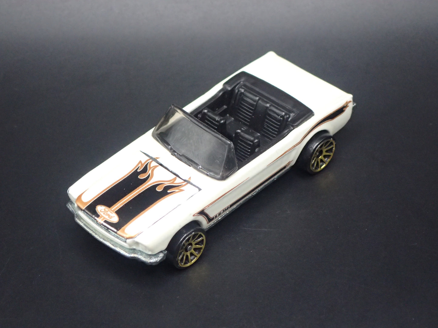 1965 65 FORD MUSTANG CONVERTIBLE WHITE 1:64 SCALE DIORAMA DIECAST MODEL CAR