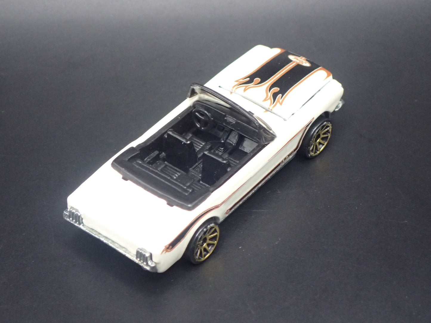 1965 65 FORD MUSTANG CONVERTIBLE WHITE 1:64 SCALE DIORAMA DIECAST MODEL CAR
