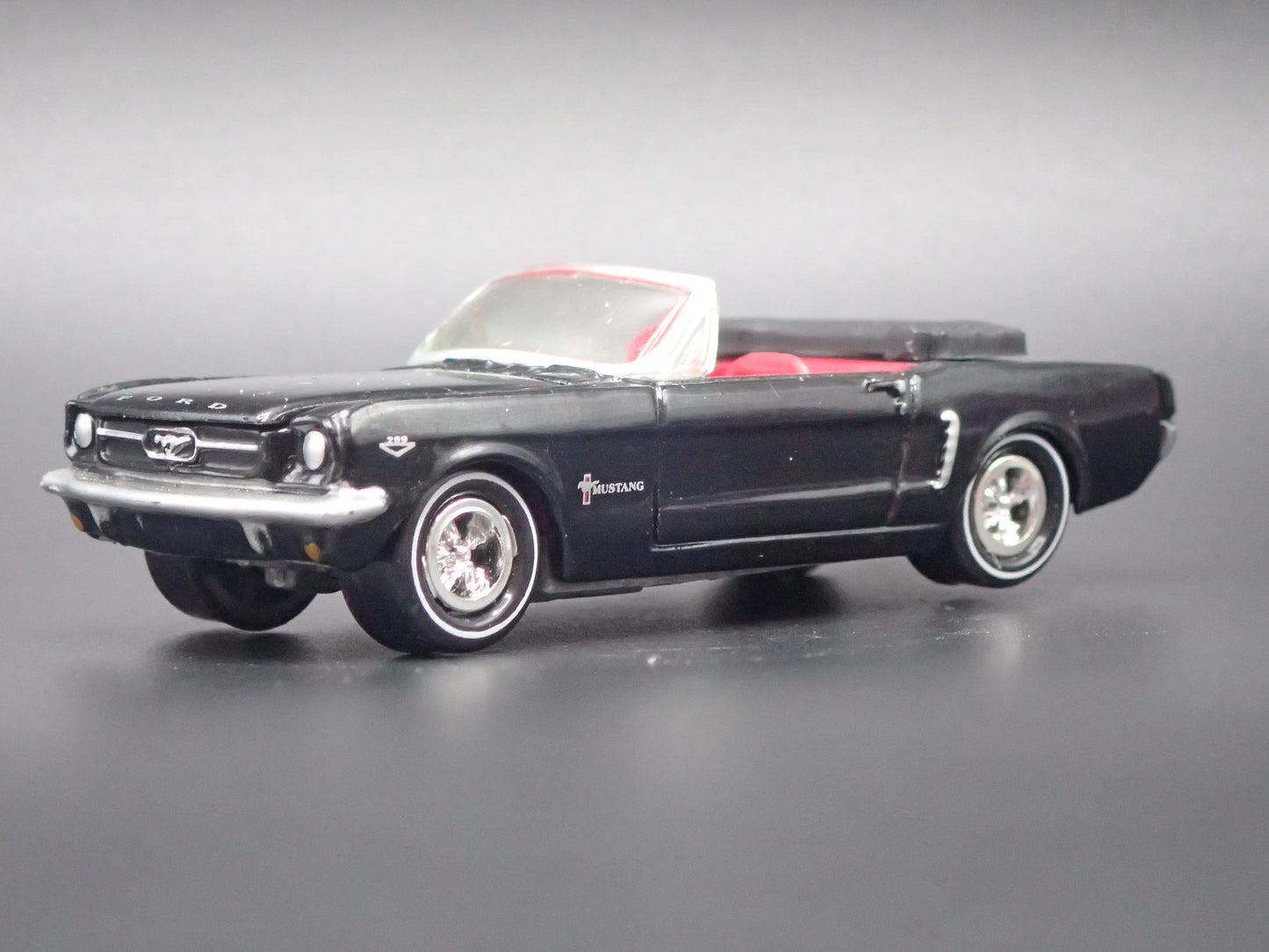 1965 65 FORD MUSTANG CONVERTIBLE BLACK 1:64 SCALE DIORAMA DIECAST MODEL CAR
