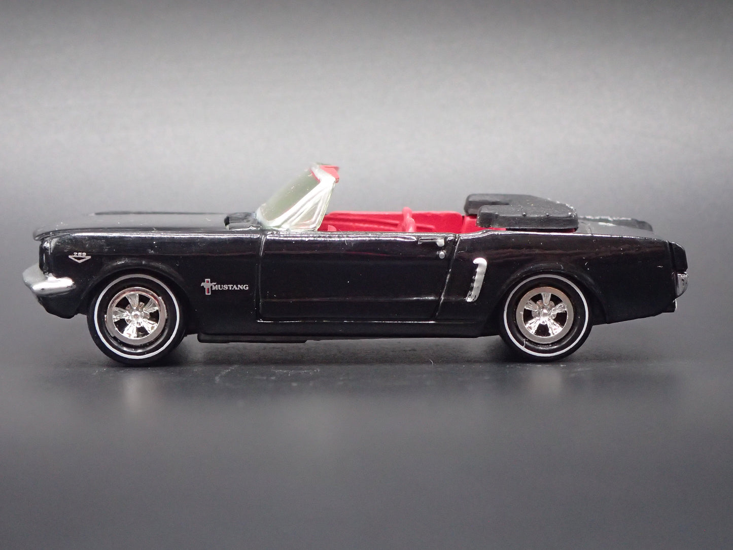 1965 65 FORD MUSTANG CONVERTIBLE BLACK 1:64 SCALE DIORAMA DIECAST MODEL CAR