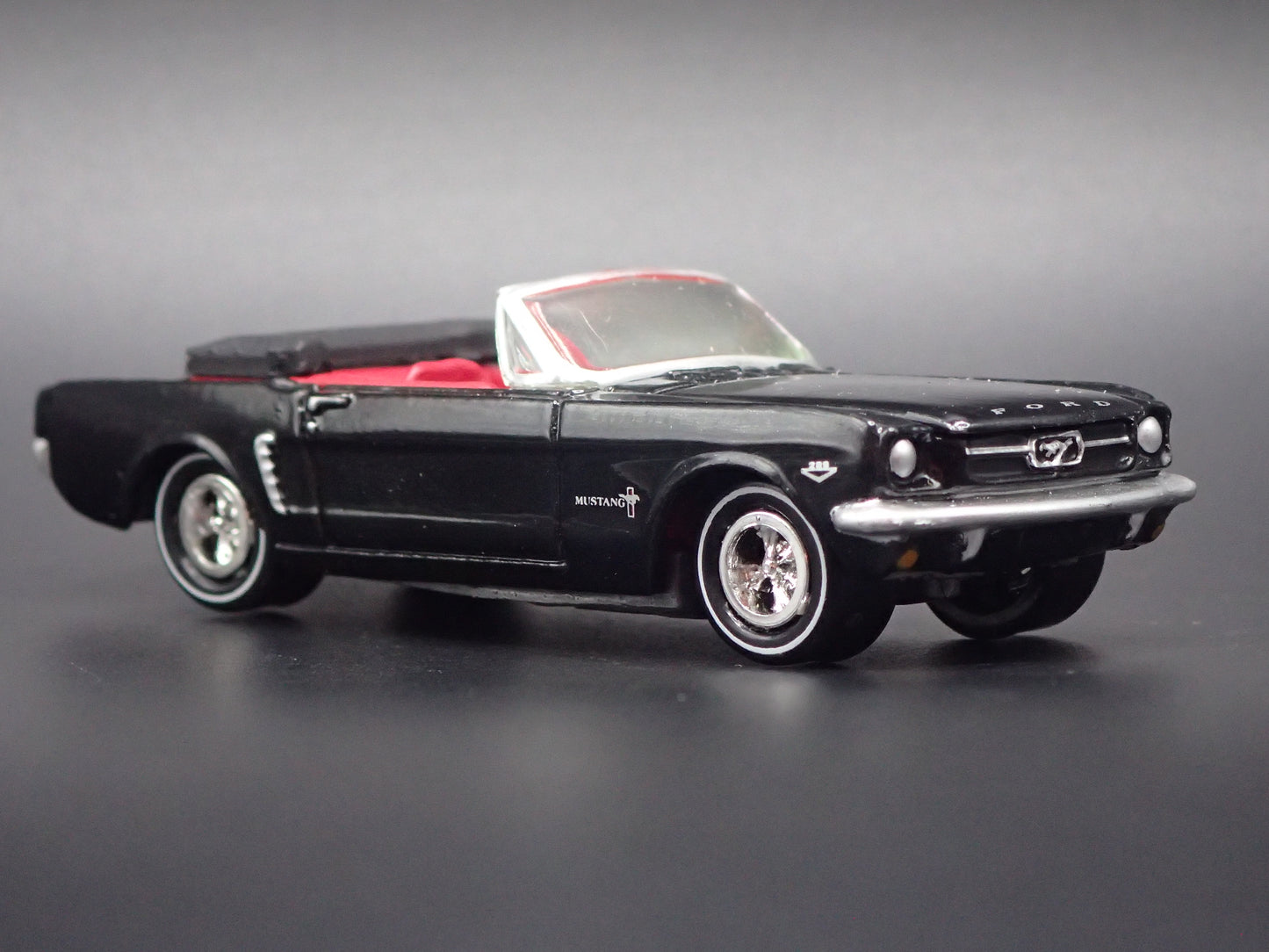 1965 65 FORD MUSTANG CONVERTIBLE BLACK 1:64 SCALE DIORAMA DIECAST MODEL CAR