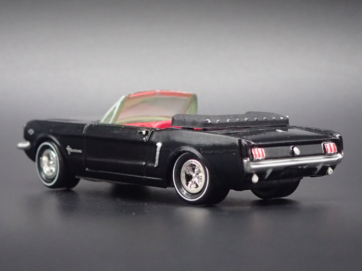 1965 65 FORD MUSTANG CONVERTIBLE BLACK 1:64 SCALE DIORAMA DIECAST MODEL CAR