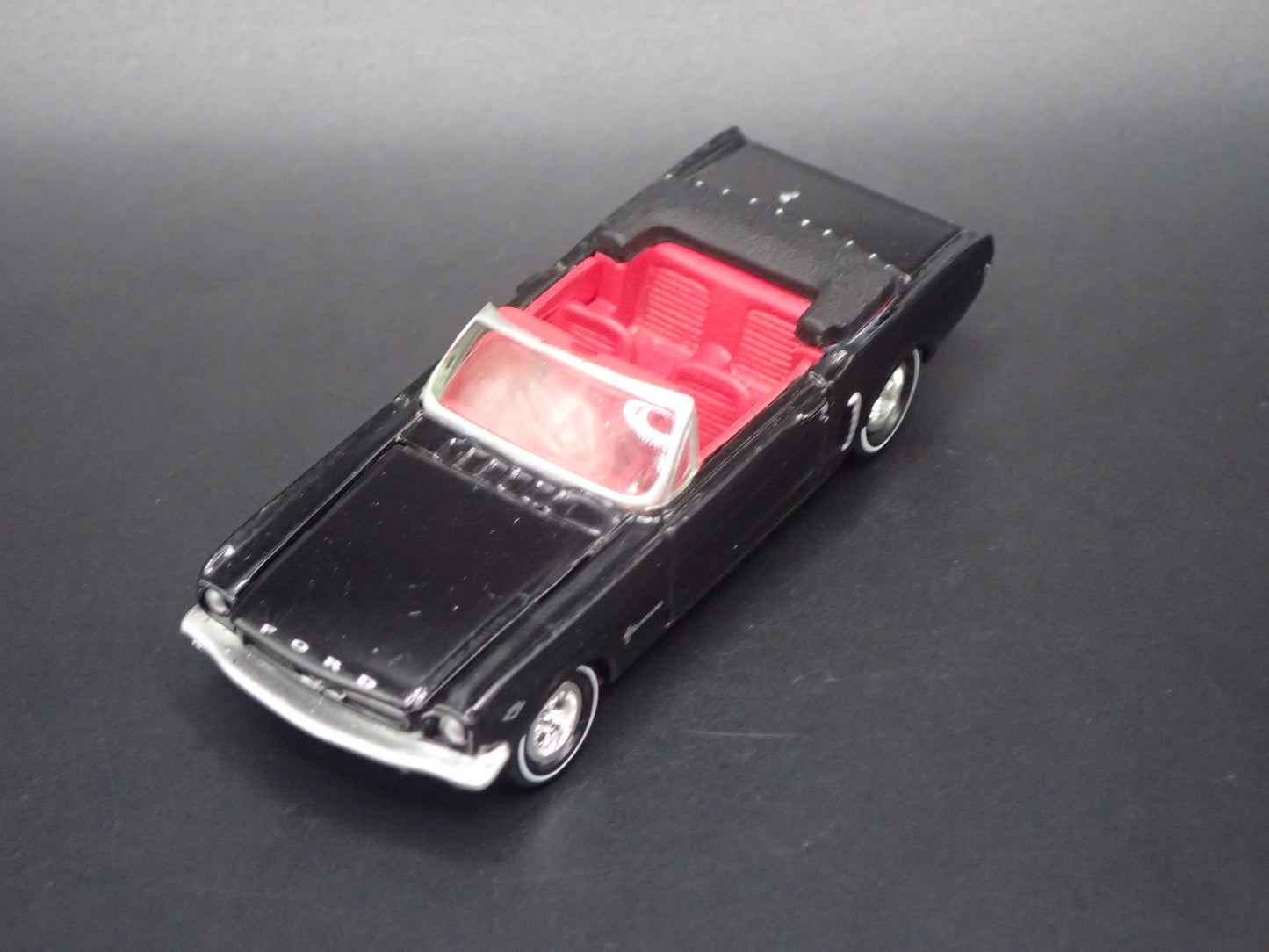 1965 65 FORD MUSTANG CONVERTIBLE BLACK 1:64 SCALE DIORAMA DIECAST MODEL CAR