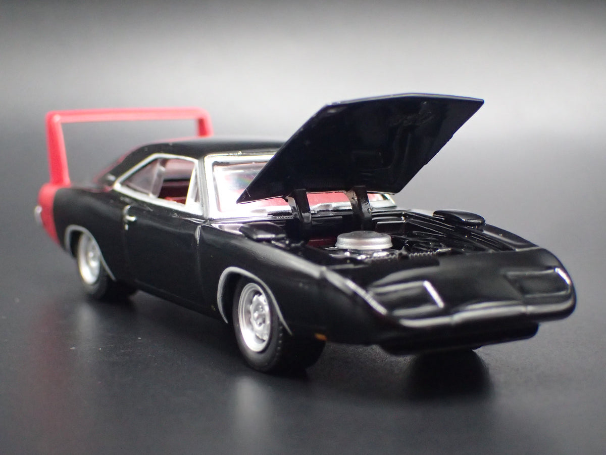 1969 69 DODGE CHARGER DAYTONA 1:64 SCALE COLLECTIBLE DIORAMA DIECAST MODEL CAR