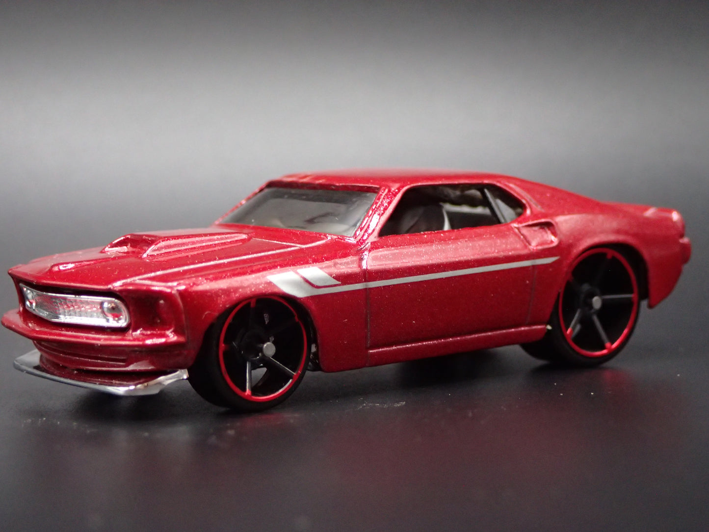 1969 69 FORD MUSTANG BOSS 302 FASTBACK RED 1:64 SCALE DIORAMA DIECAST MODEL CAR
