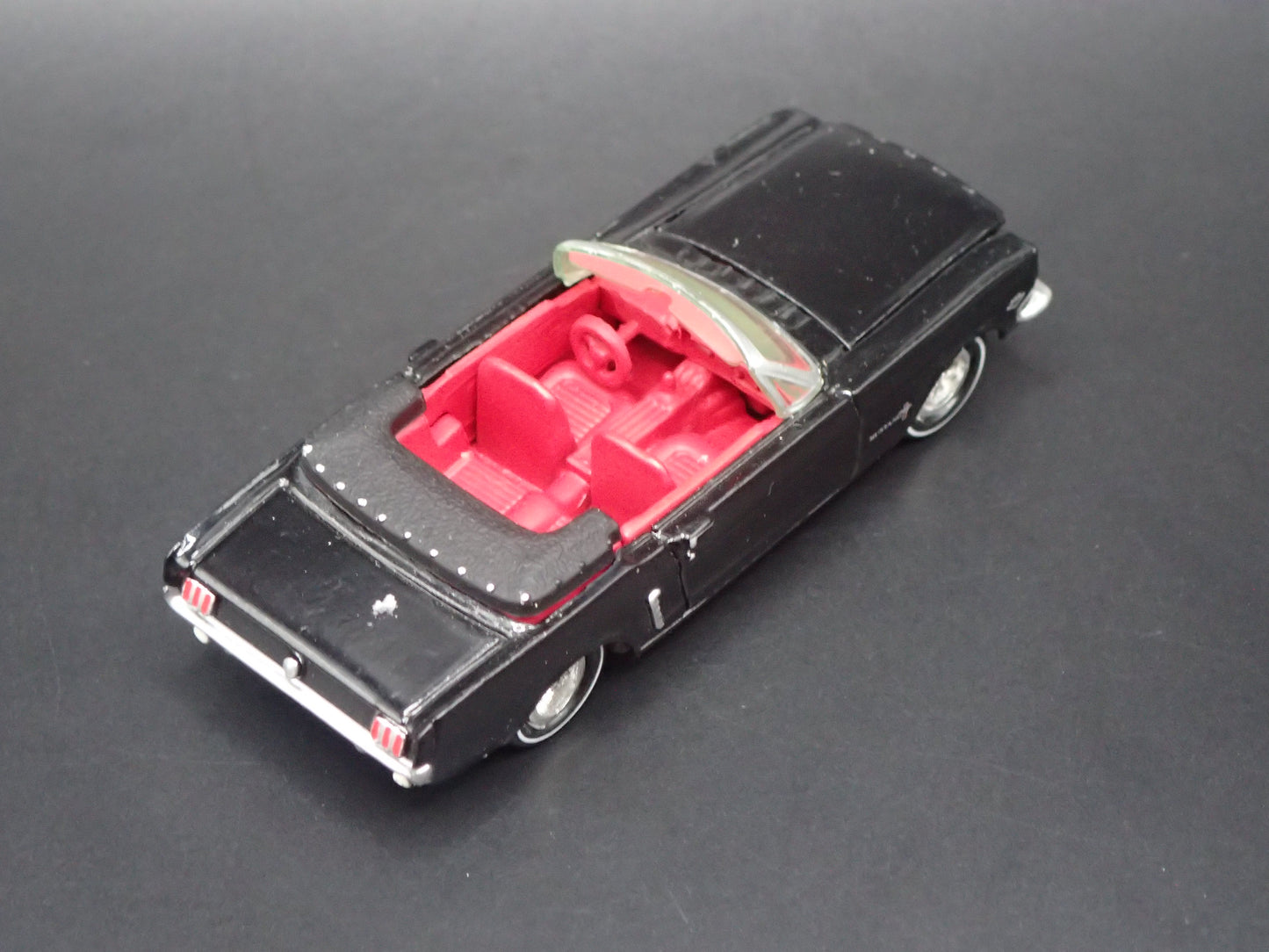 1965 65 FORD MUSTANG CONVERTIBLE BLACK 1:64 SCALE DIORAMA DIECAST MODEL CAR
