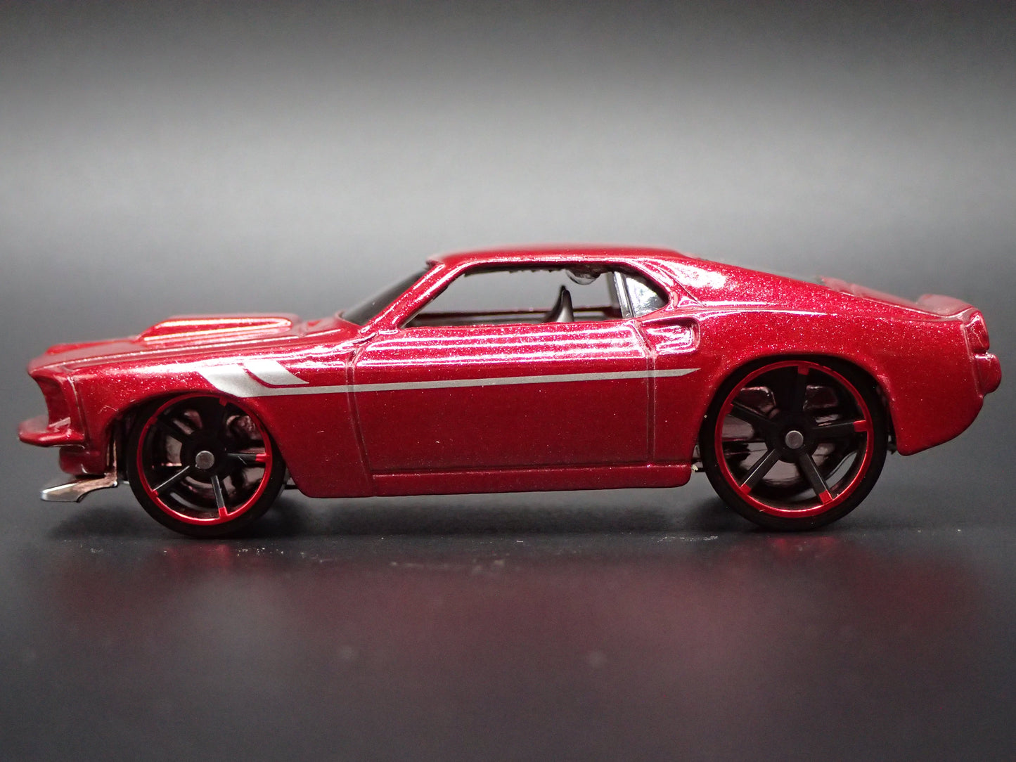 1969 69 FORD MUSTANG BOSS 302 FASTBACK RED 1:64 SCALE DIORAMA DIECAST MODEL CAR