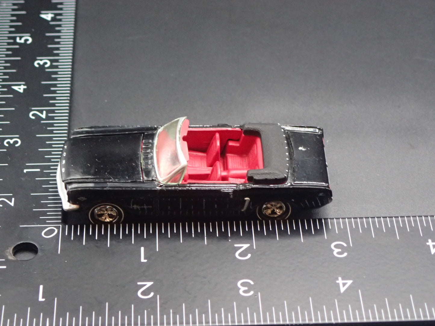 1965 65 FORD MUSTANG CONVERTIBLE BLACK 1:64 SCALE DIORAMA DIECAST MODEL CAR