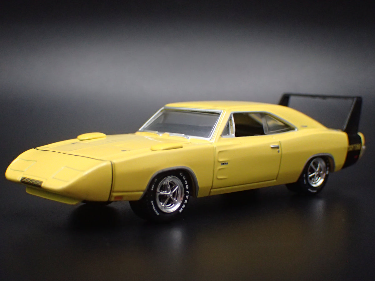 1969 69 DODGE CHARGER DAYTONA 1:64 SCALE COLLECTIBLE DIORAMA DIECAST MODEL CAR