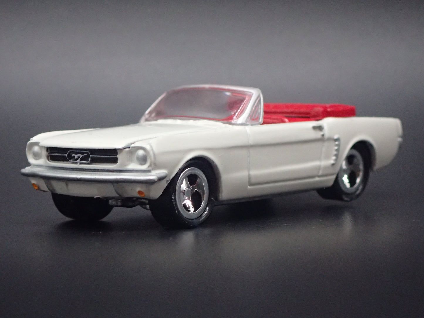 1965 65 FORD MUSTANG CONVERTIBLE WHITE 1:64 SCALE DIORAMA DIECAST MODEL CAR