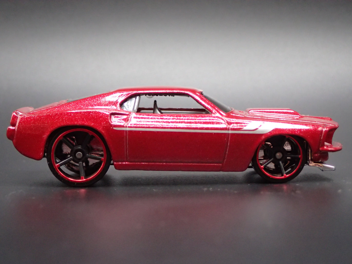 1969 69 FORD MUSTANG BOSS 302 FASTBACK RED 1:64 SCALE DIORAMA DIECAST MODEL CAR