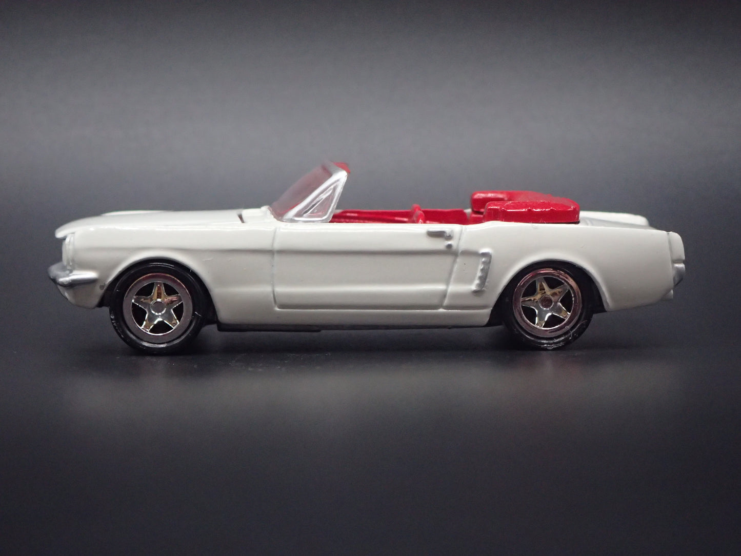 1965 65 FORD MUSTANG CONVERTIBLE WHITE 1:64 SCALE DIORAMA DIECAST MODEL CAR