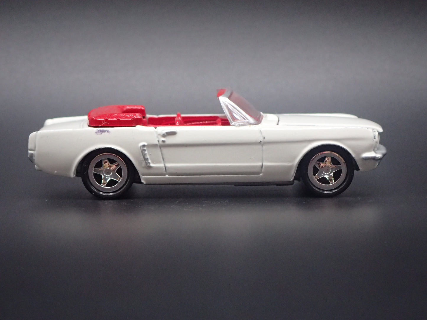 1965 65 FORD MUSTANG CONVERTIBLE WHITE 1:64 SCALE DIORAMA DIECAST MODEL CAR
