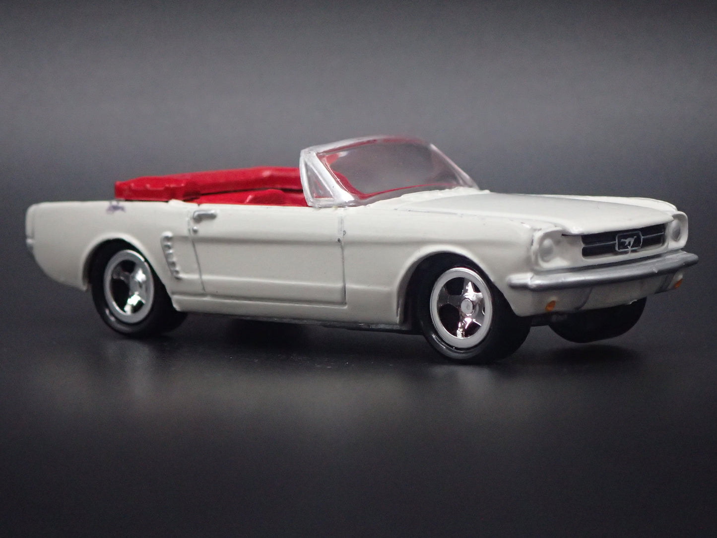 1965 65 FORD MUSTANG CONVERTIBLE WHITE 1:64 SCALE DIORAMA DIECAST MODEL CAR