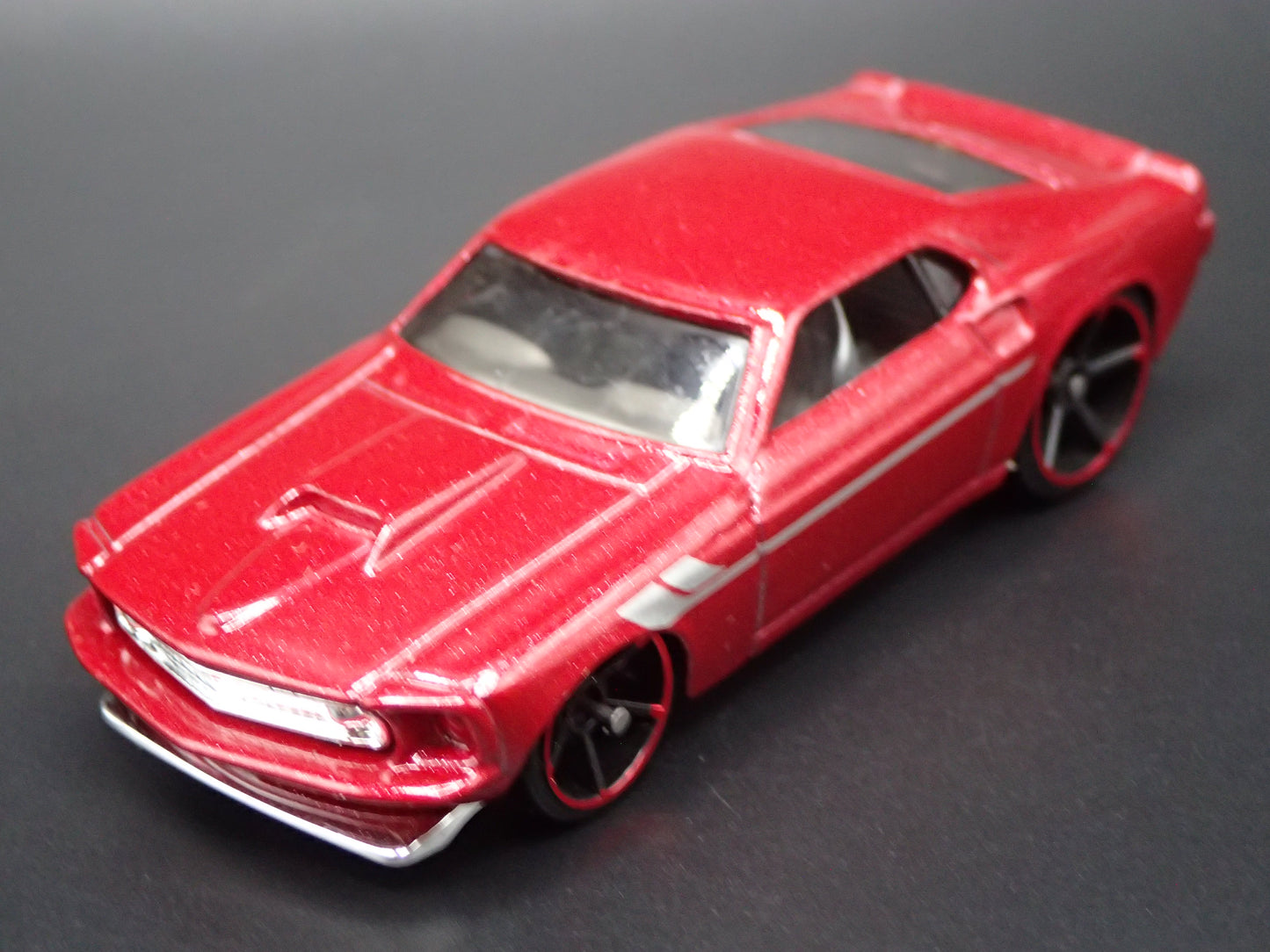 1969 69 FORD MUSTANG BOSS 302 FASTBACK RED 1:64 SCALE DIORAMA DIECAST MODEL CAR