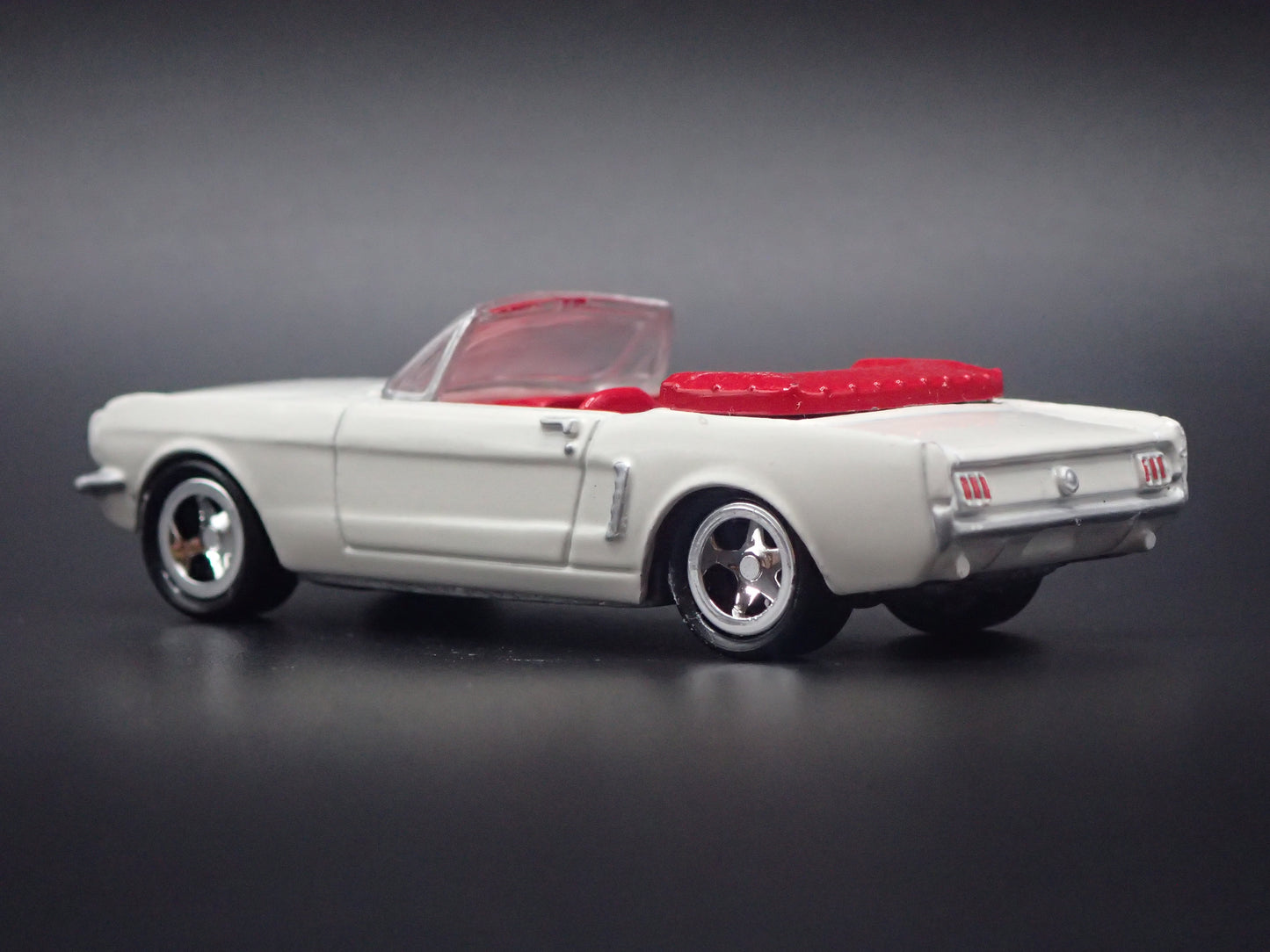 1965 65 FORD MUSTANG CONVERTIBLE WHITE 1:64 SCALE DIORAMA DIECAST MODEL CAR