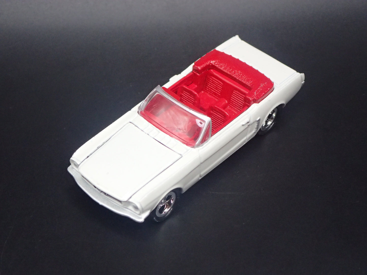 1965 65 FORD MUSTANG CONVERTIBLE WHITE 1:64 SCALE DIORAMA DIECAST MODEL CAR