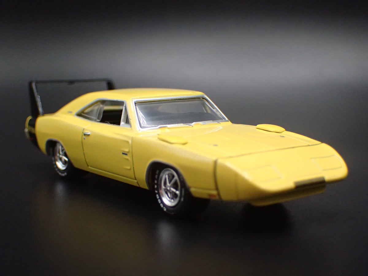 1969 69 DODGE CHARGER DAYTONA 1:64 SCALE COLLECTIBLE DIORAMA DIECAST MODEL CAR