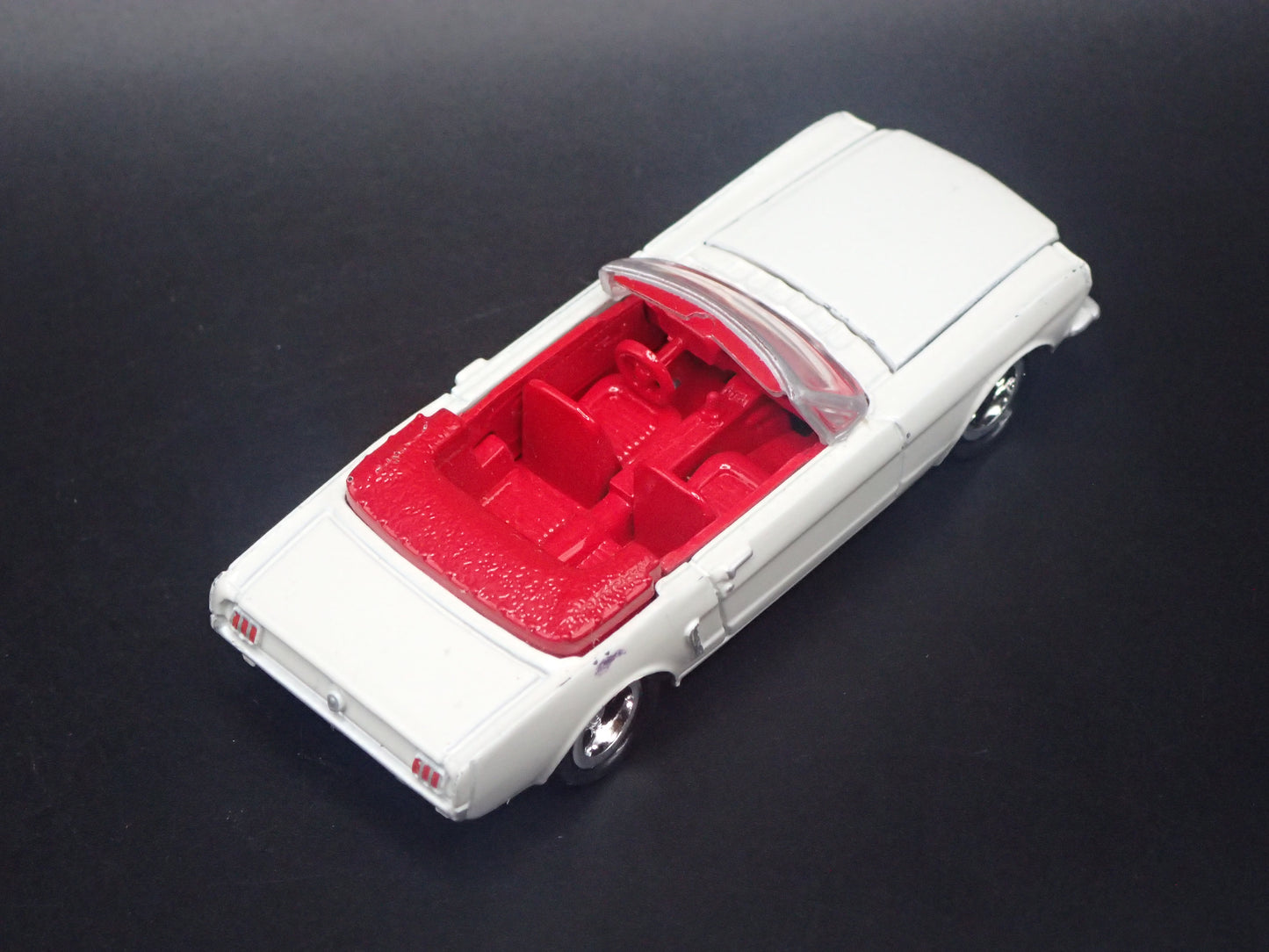 1965 65 FORD MUSTANG CONVERTIBLE WHITE 1:64 SCALE DIORAMA DIECAST MODEL CAR