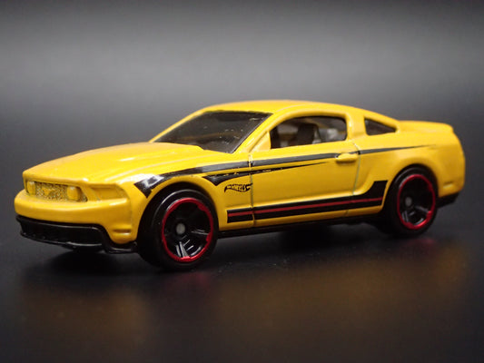 2010-2012 FORD MUSTANG GT YELLOW 1:64 SCALE COLLECTIBLE DIORAMA DIECAST MODEL CAR