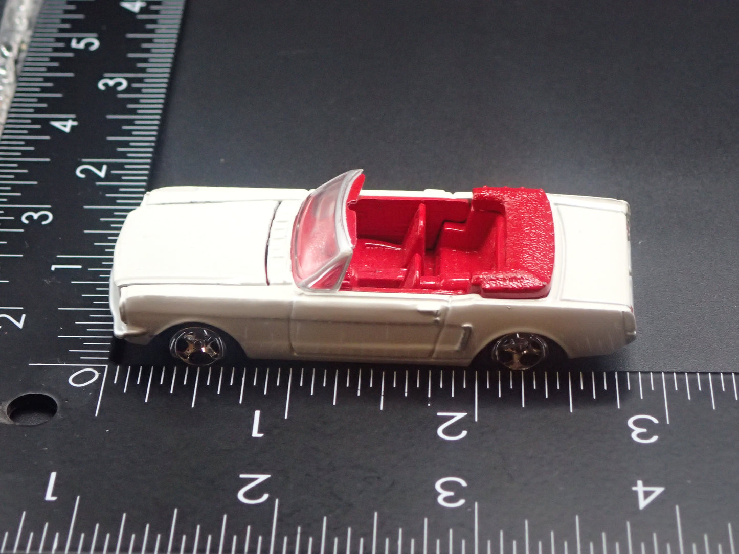 1965 65 FORD MUSTANG CONVERTIBLE WHITE 1:64 SCALE DIORAMA DIECAST MODEL CAR