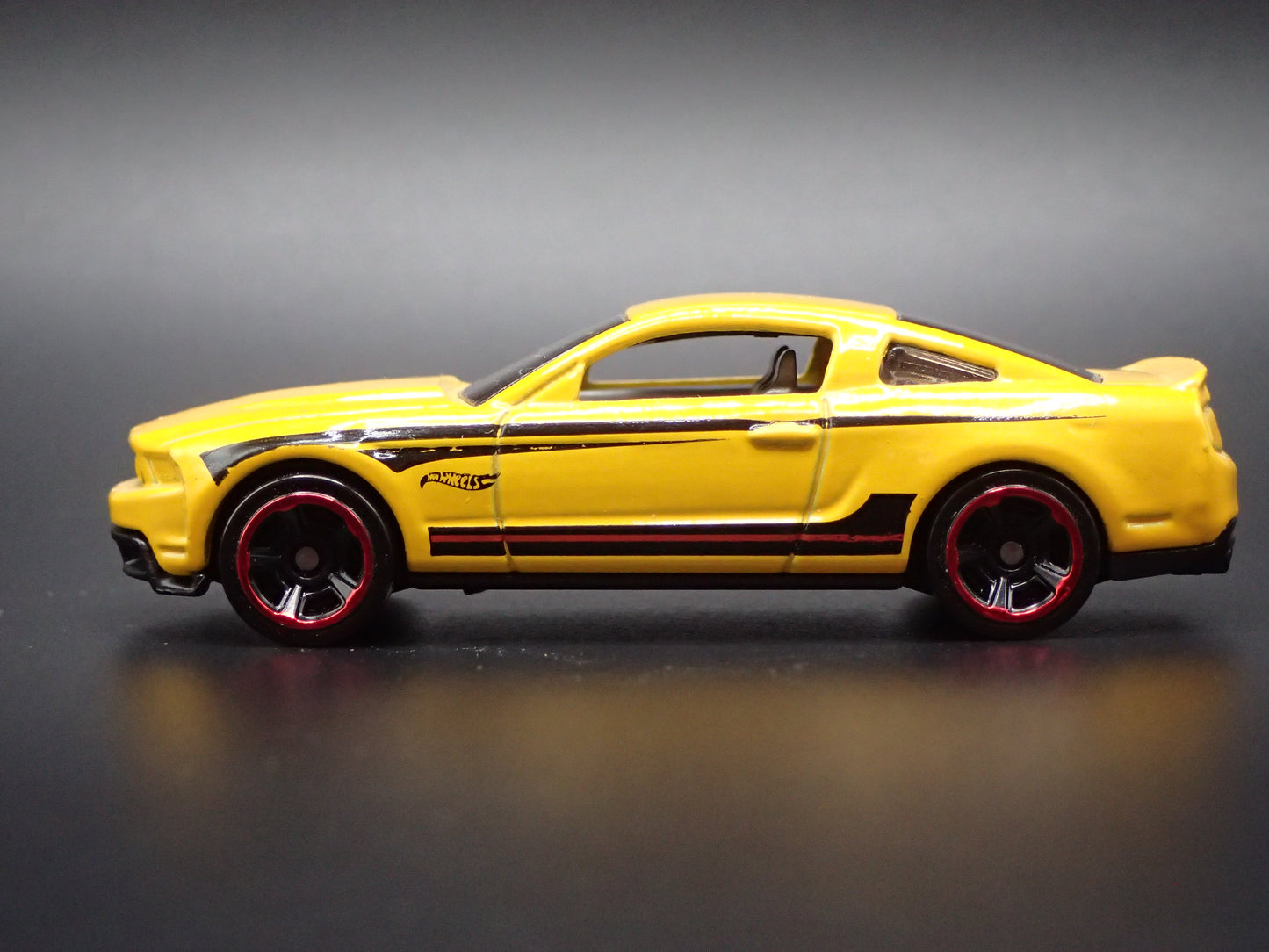 2010-2012 FORD MUSTANG GT YELLOW 1:64 SCALE COLLECTIBLE DIORAMA DIECAST MODEL CAR
