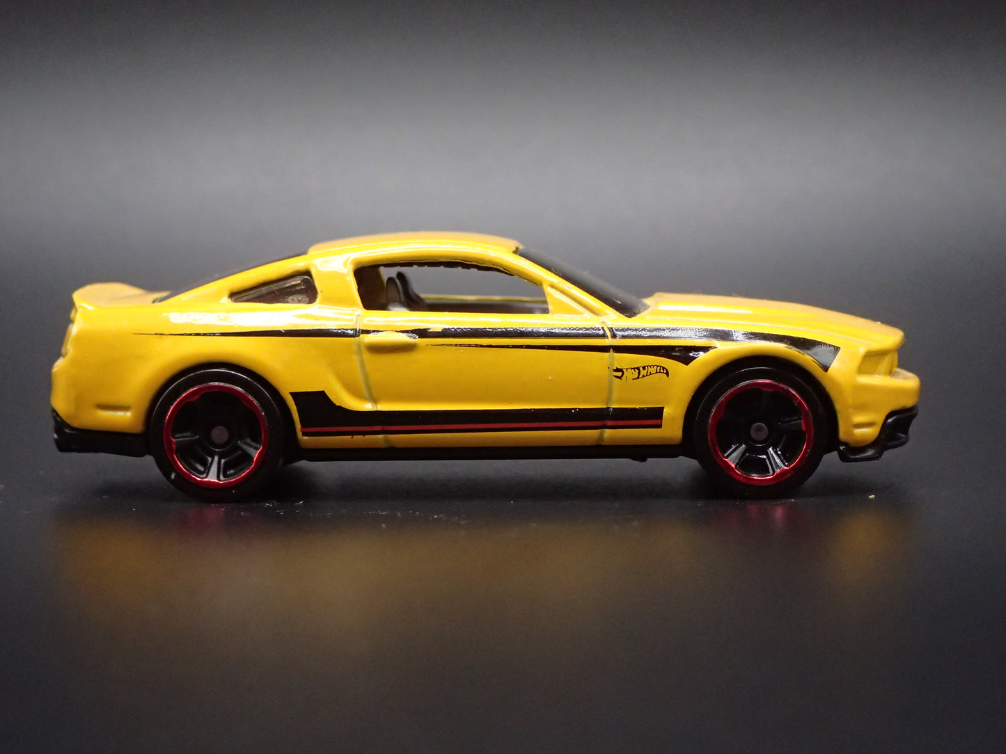 2010-2012 FORD MUSTANG GT YELLOW 1:64 SCALE COLLECTIBLE DIORAMA DIECAST MODEL CAR