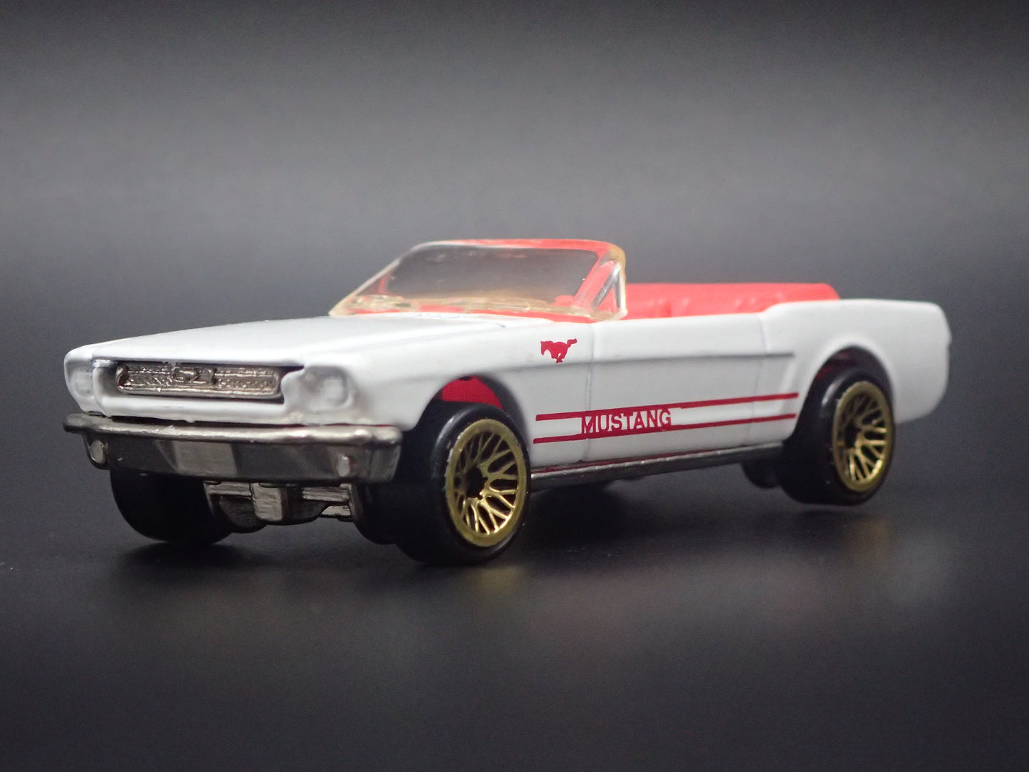 1965 65 FORD MUSTANG CONVERTIBLE WHITE 1:64 SCALE DIORAMA DIECAST MODEL CAR