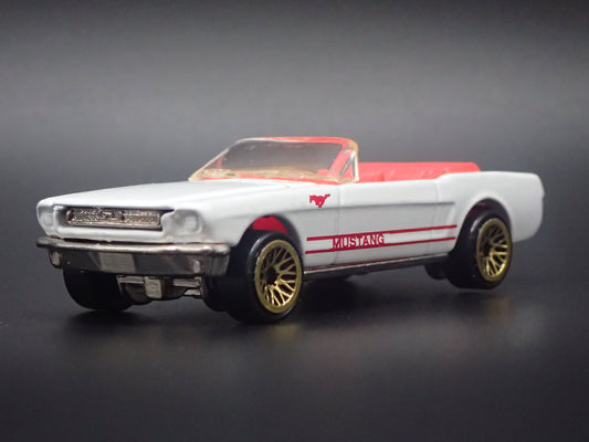 1965 65 FORD MUSTANG CONVERTIBLE WHITE 1:64 SCALE DIORAMA DIECAST MODEL CAR