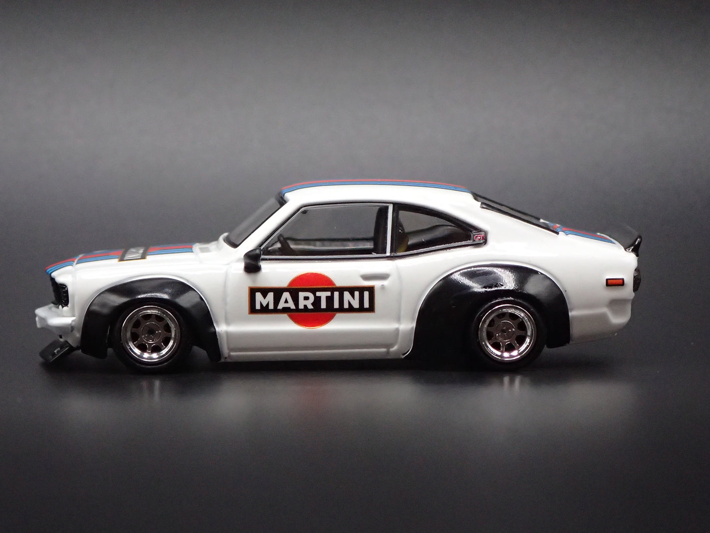 1971-1978 MAZDA RX3 SAVANNA MARTINI JDM RACING 1:64 SCALE DIORAMA DIECAST MODEL CAR