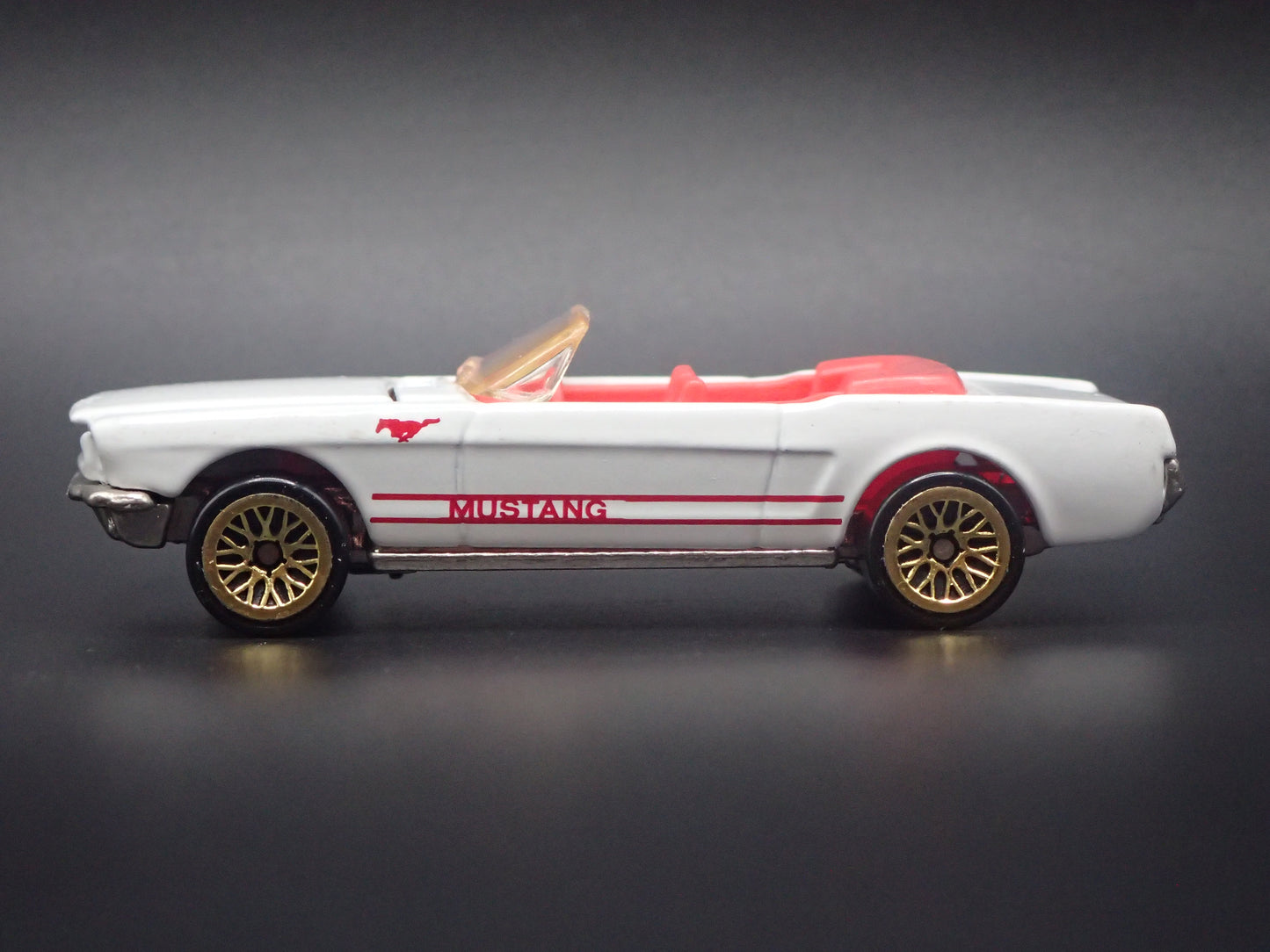 1965 65 FORD MUSTANG CONVERTIBLE WHITE 1:64 SCALE DIORAMA DIECAST MODEL CAR