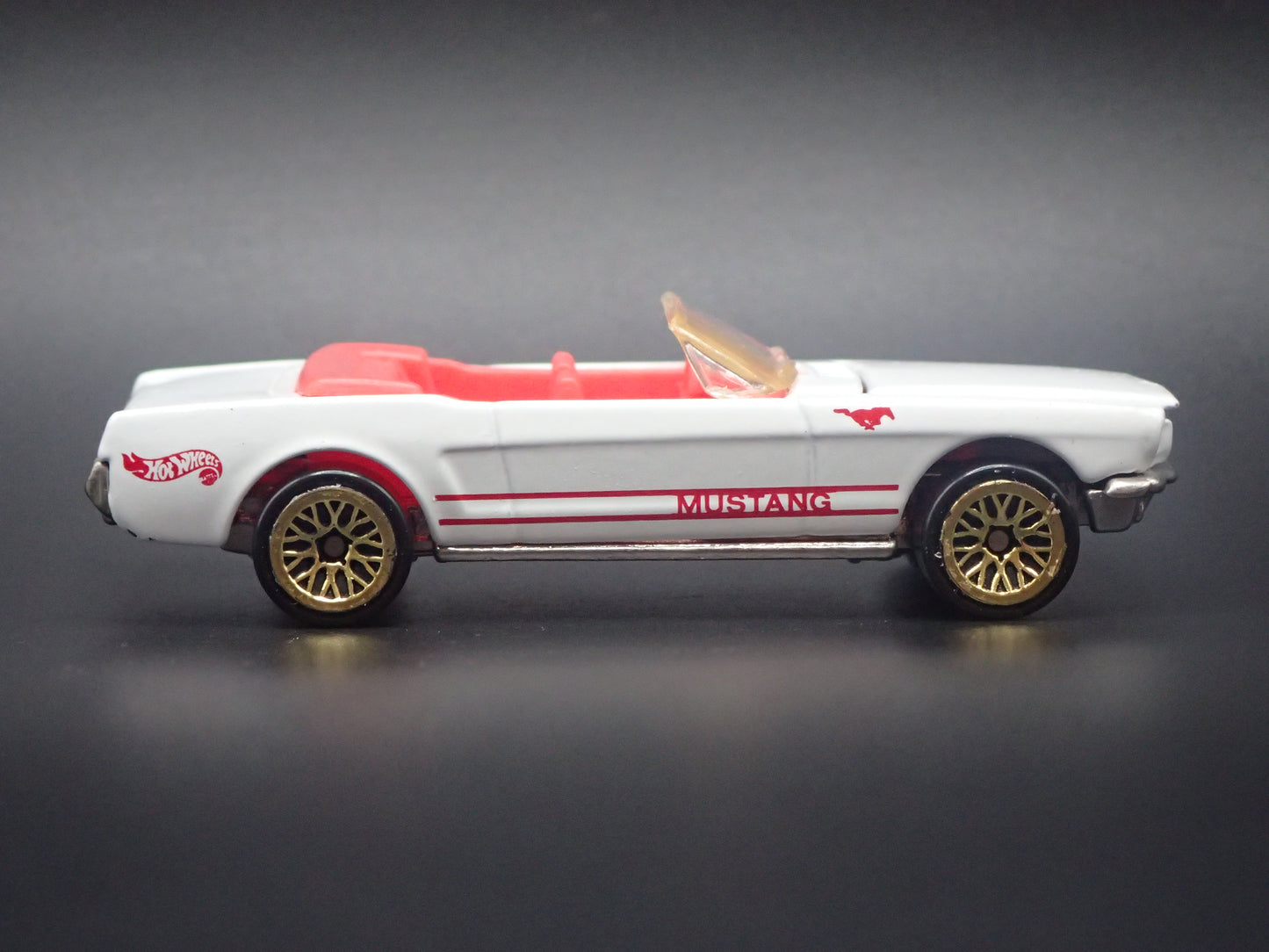 1965 65 FORD MUSTANG CONVERTIBLE WHITE 1:64 SCALE DIORAMA DIECAST MODEL CAR
