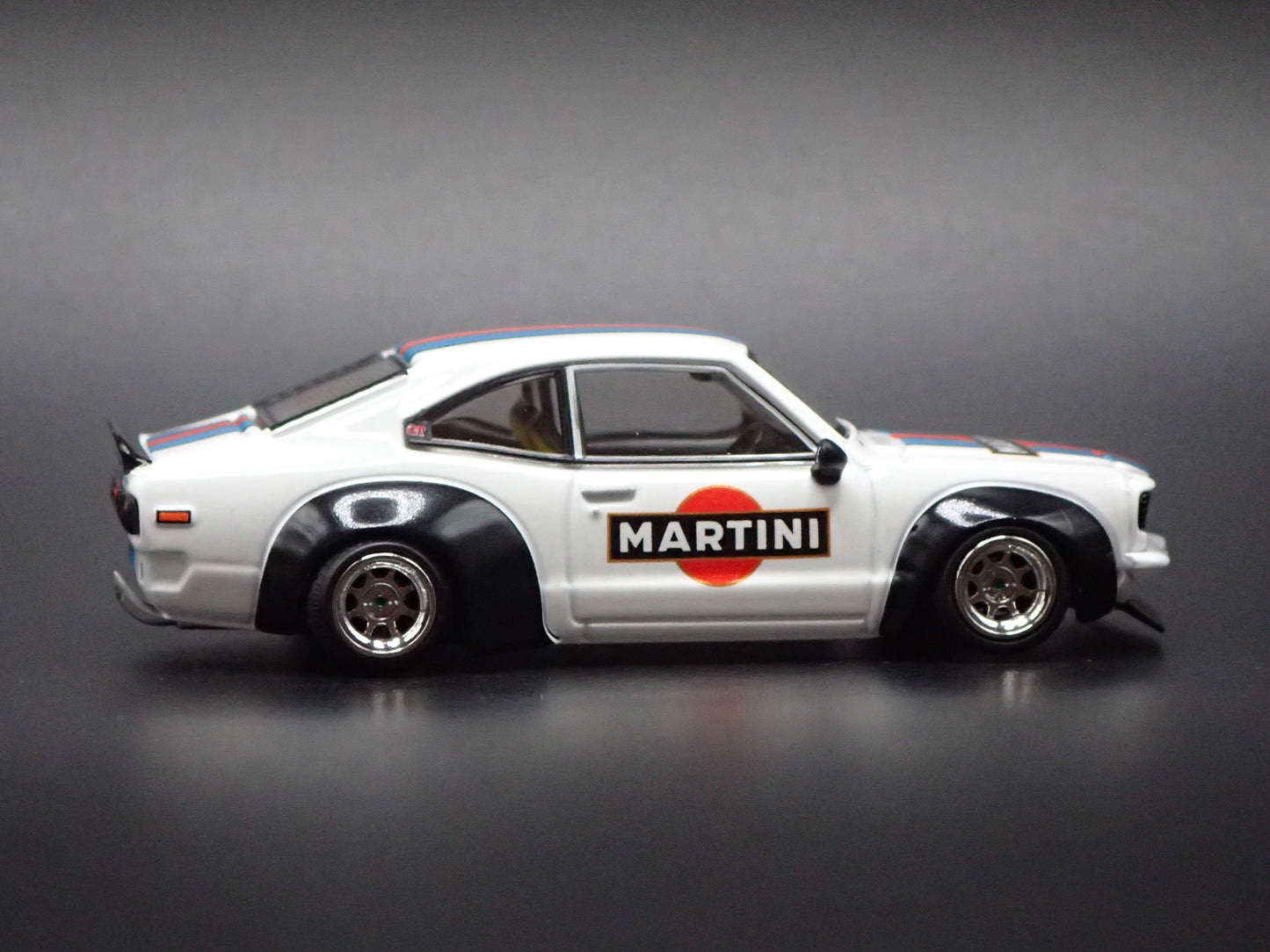 1971-1978 MAZDA RX3 SAVANNA MARTINI JDM RACING 1:64 SCALE DIORAMA DIECAST MODEL CAR
