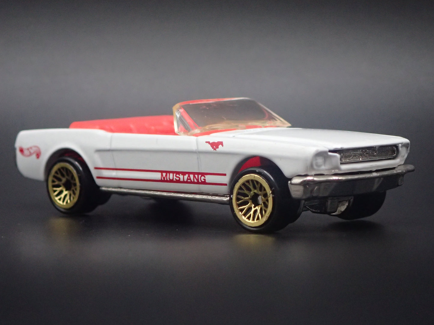 1965 65 FORD MUSTANG CONVERTIBLE WHITE 1:64 SCALE DIORAMA DIECAST MODEL CAR