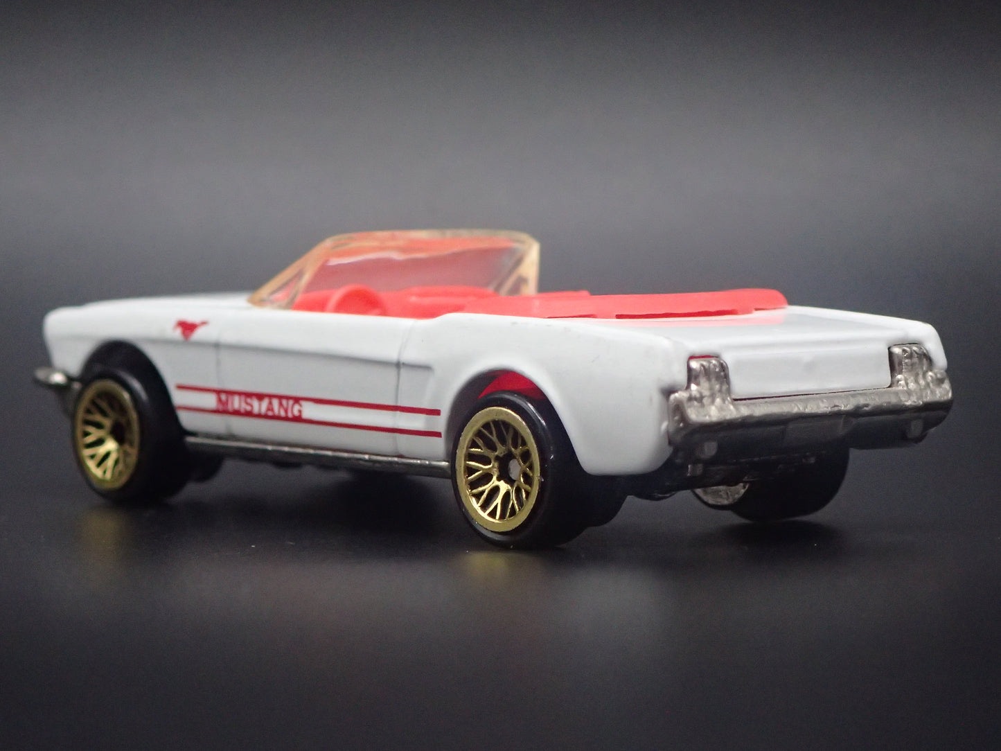 1965 65 FORD MUSTANG CONVERTIBLE WHITE 1:64 SCALE DIORAMA DIECAST MODEL CAR