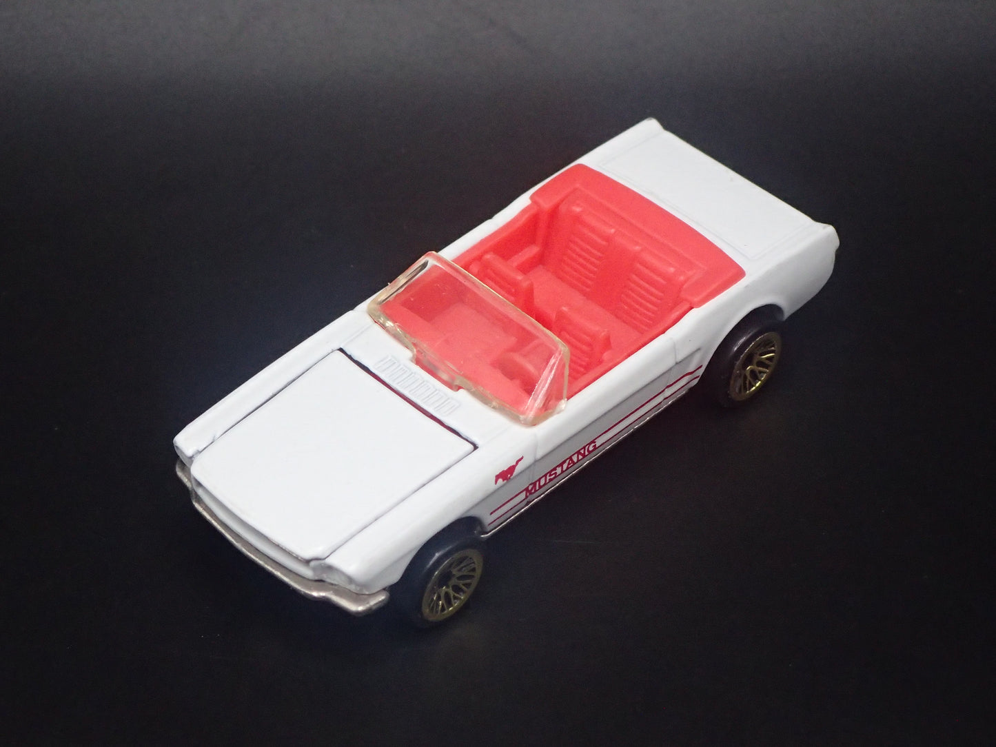 1965 65 FORD MUSTANG CONVERTIBLE WHITE 1:64 SCALE DIORAMA DIECAST MODEL CAR