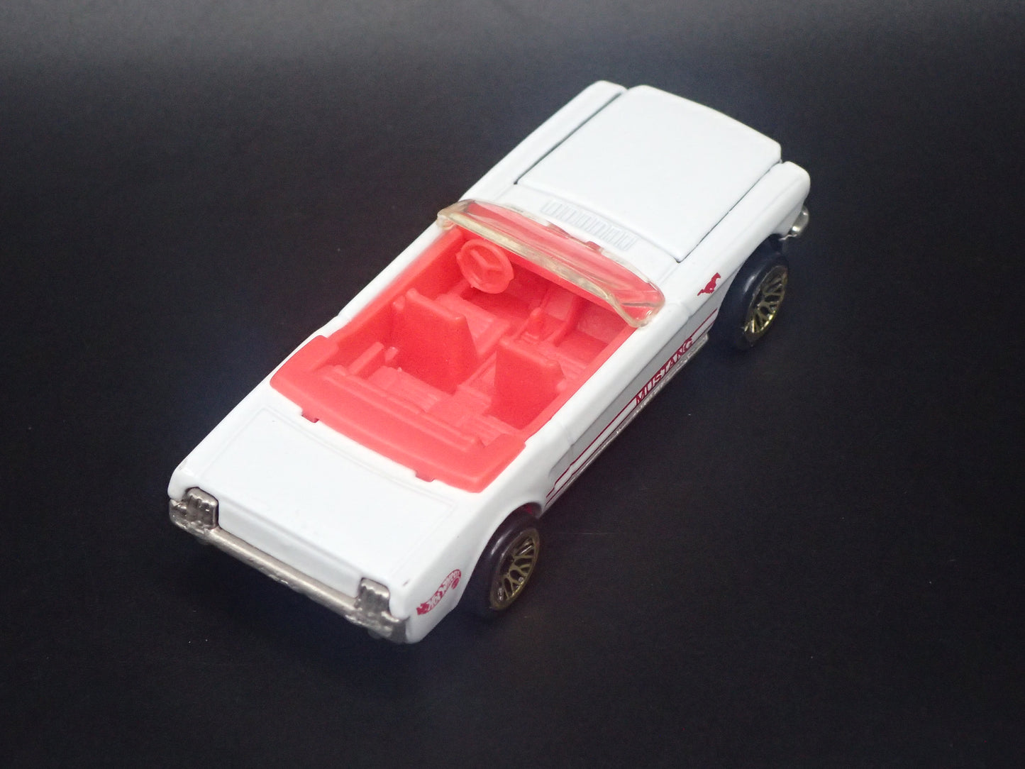 1965 65 FORD MUSTANG CONVERTIBLE WHITE 1:64 SCALE DIORAMA DIECAST MODEL CAR