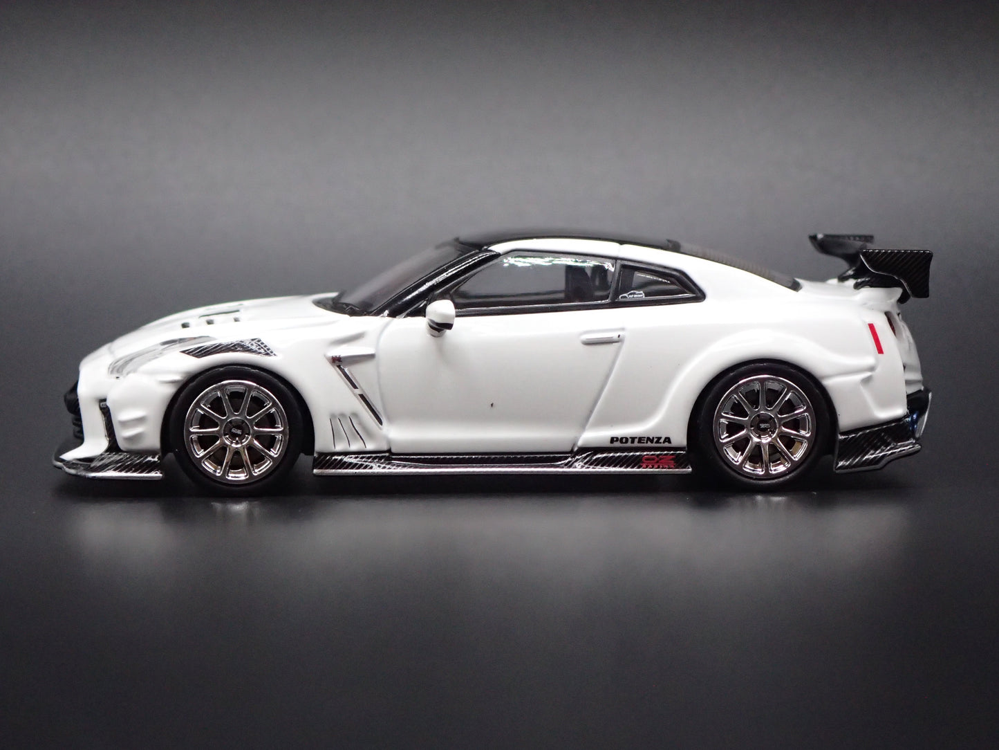 NISSAN GT-R GTR R35 TOP SECRET 1:64 SCALE COLECTIBLE DIORAMA DIECAST MODEL CAR
