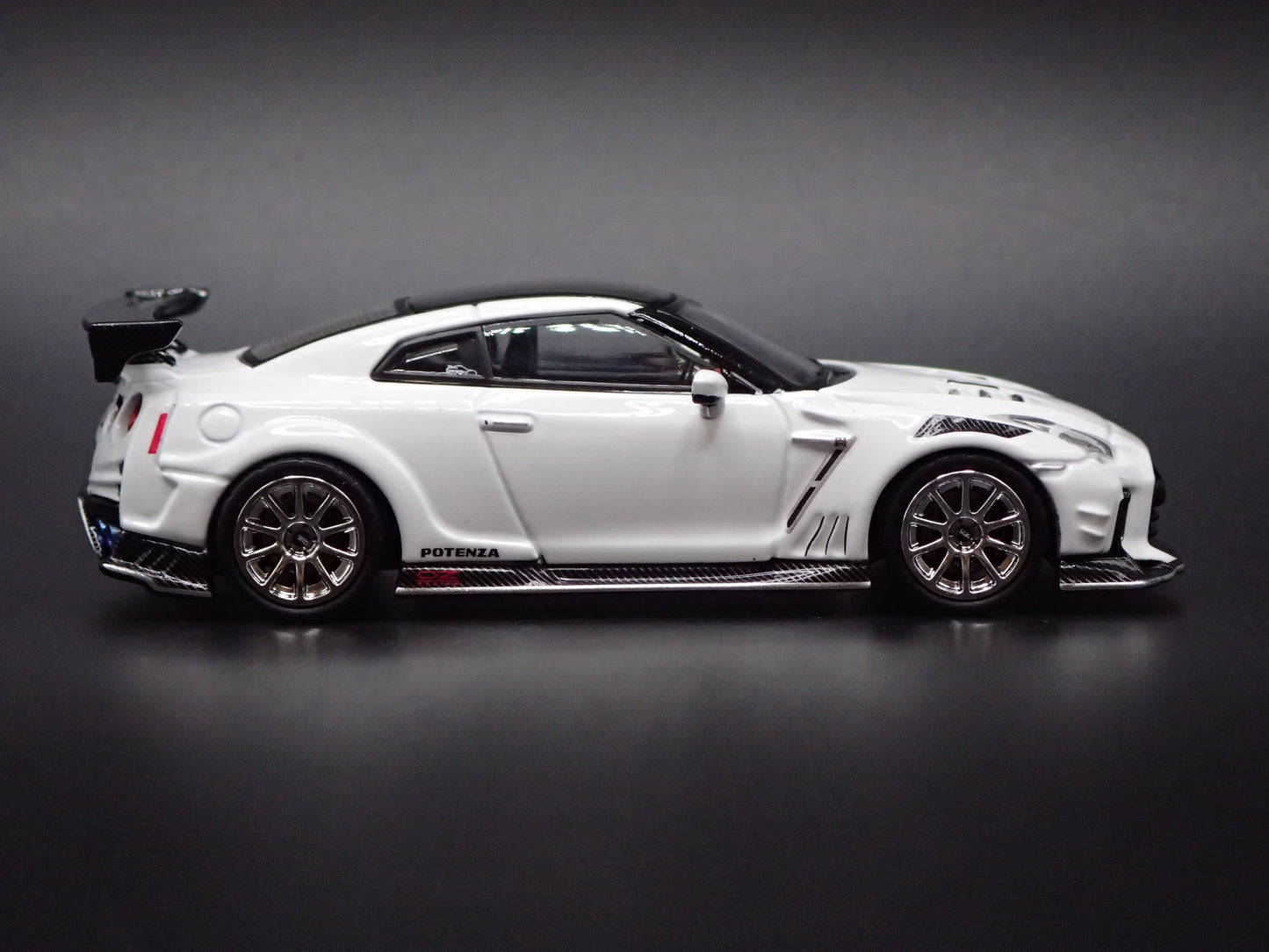 NISSAN GT-R GTR R35 TOP SECRET 1:64 SCALE COLECTIBLE DIORAMA DIECAST MODEL CAR