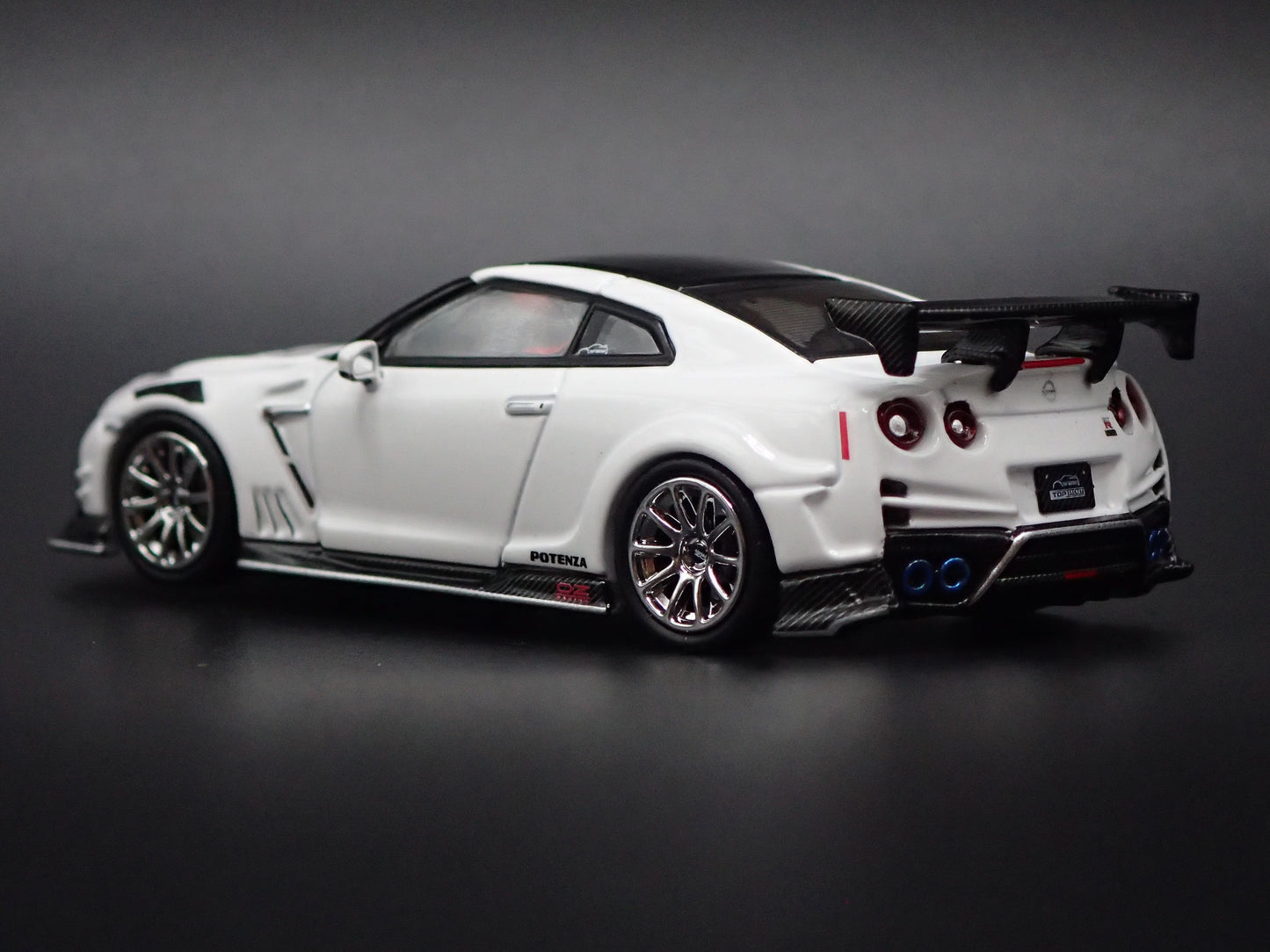 NISSAN GT-R GTR R35 TOP SECRET 1:64 SCALE COLECTIBLE DIORAMA DIECAST MODEL CAR