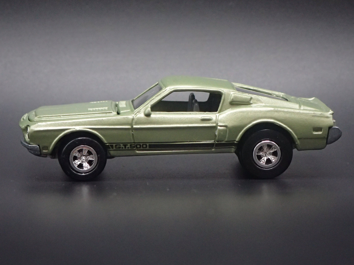 1968 68 FORD MUSTANG SHELBY GT500 GREEN 1:64 SCALE DIORAMA DIECAST MODEL CAR