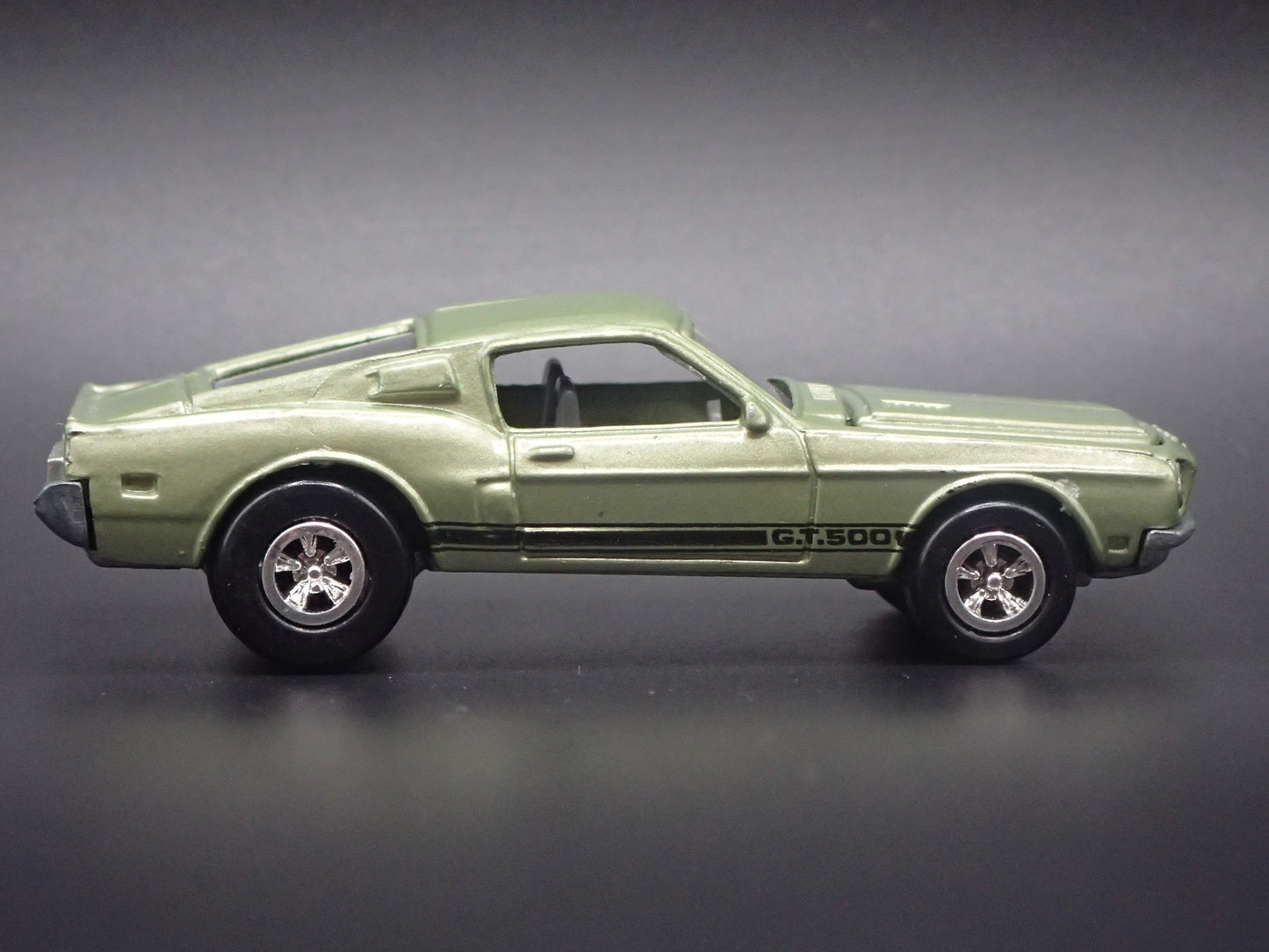 1968 68 FORD MUSTANG SHELBY GT500 GREEN 1:64 SCALE DIORAMA DIECAST MODEL CAR