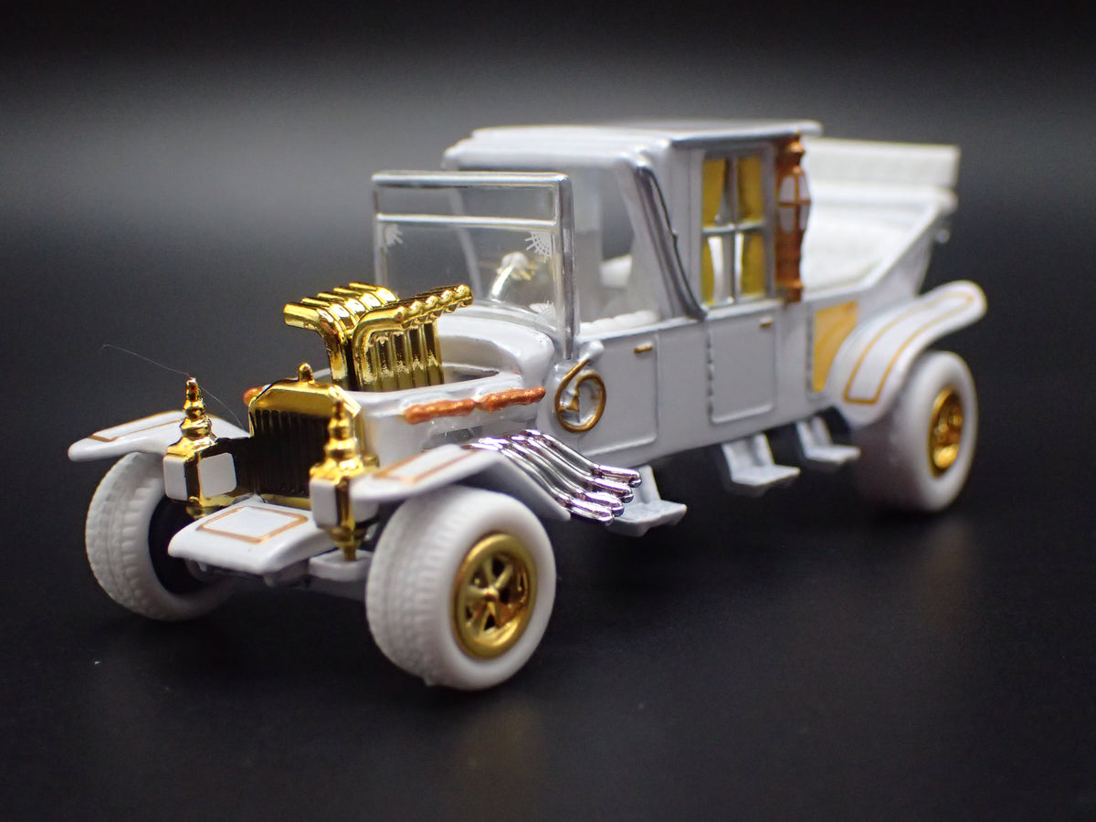 BARRIS KOACH MUNSTERS WHITE CHASE 1:64 SCALE DIORAMA DIECAST MODEL CAR