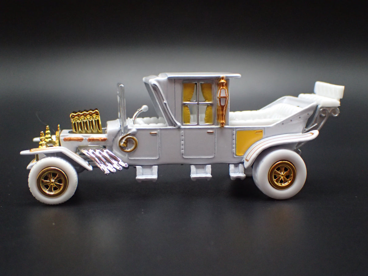 BARRIS KOACH MUNSTERS WHITE CHASE 1:64 SCALE DIORAMA DIECAST MODEL CAR