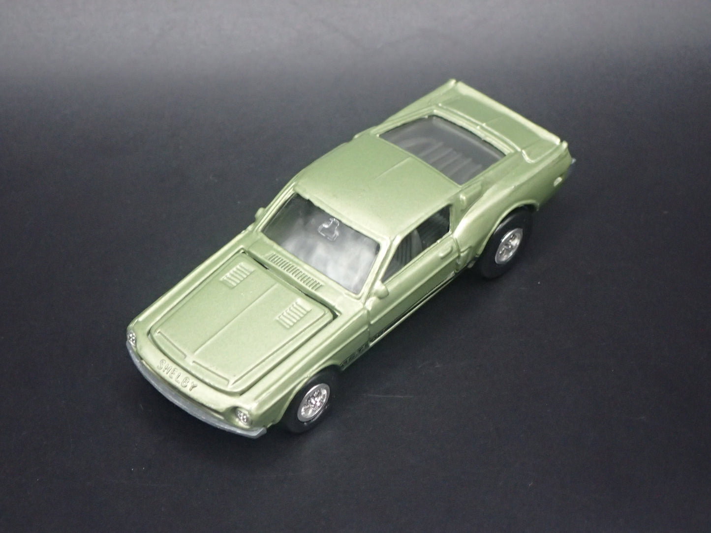 1968 68 FORD MUSTANG SHELBY GT500 GREEN 1:64 SCALE DIORAMA DIECAST MODEL CAR