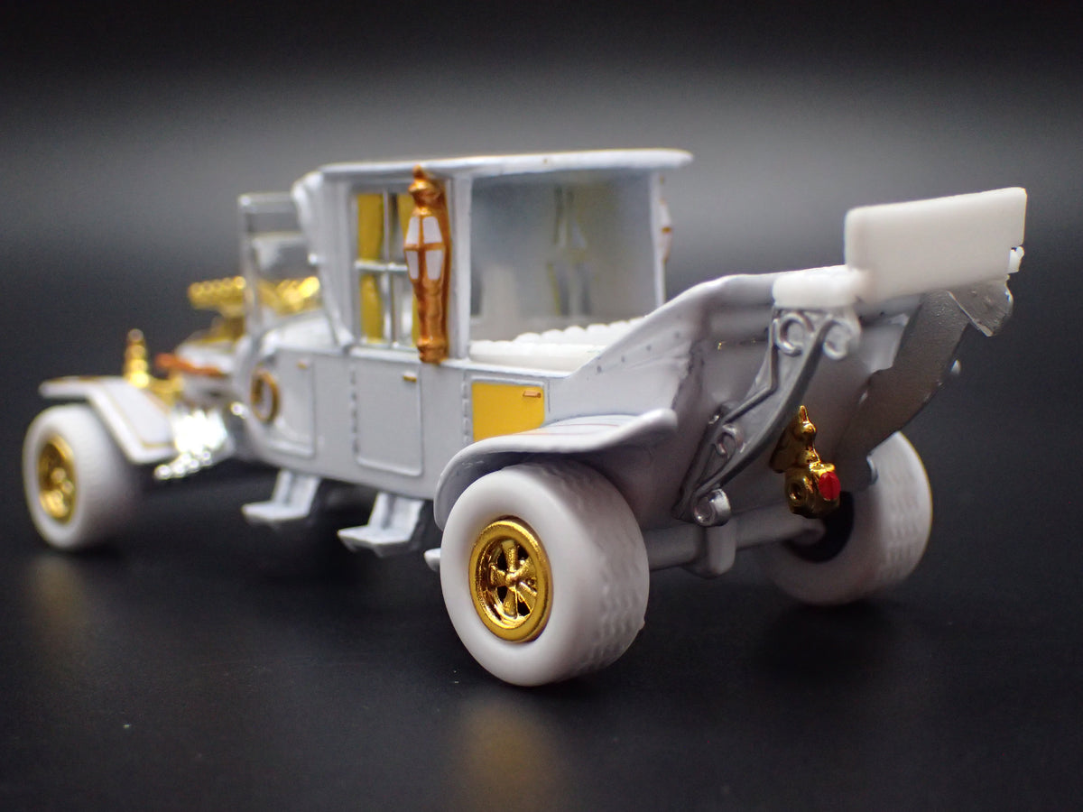 BARRIS KOACH MUNSTERS WHITE CHASE 1:64 SCALE DIORAMA DIECAST MODEL CAR